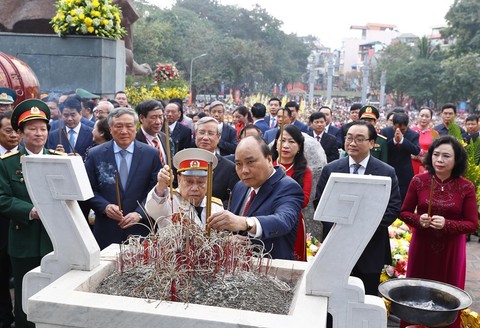 Dâng hương tại Lễ hội kỷ niệm 230 năm chiến thắng Ngọc Hồi – Đống Đa