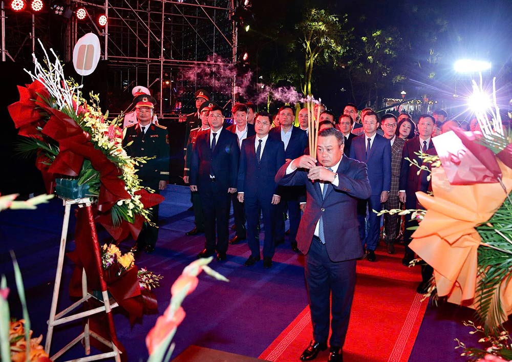 Lãnh đạo TP Hà Nội dâng hương tại đền thờ Hoàng đế Quang Trung tại Di tích Quốc gia đặc biệt Gò Đống Đa.