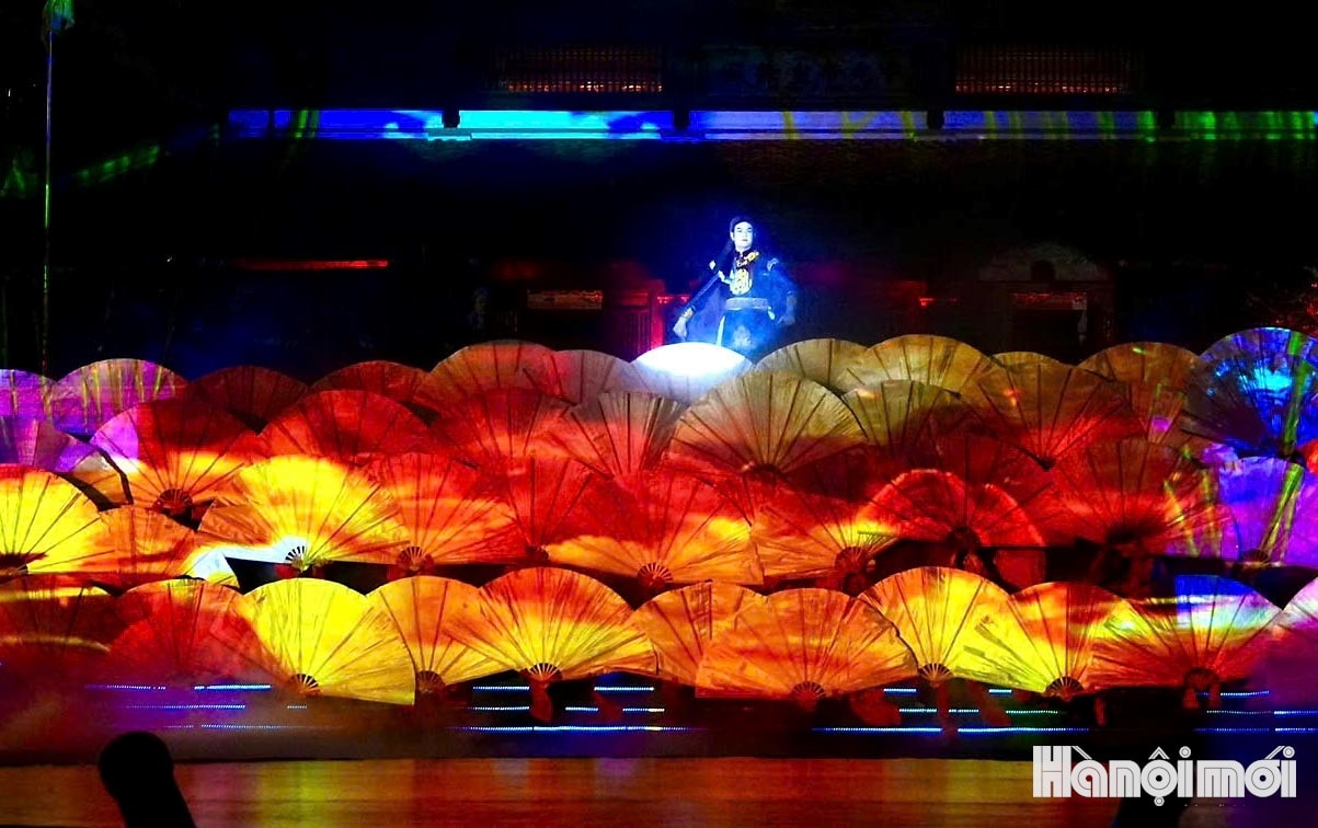 Lưu bản nháp tự động Công nghệ 3D mapping đã vẽ lại bức tranh oanh liệt mà bi tráng bằng ánh sáng, mang đến cho người xem những trải nghiệm hình ảnh chân thực sống động, ấn tượng và đưa câu chuyện lịch sử chạm đến mọi giác quan.