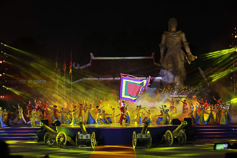 Tâm điểm của Lễ kỷ niệm 236 năm chiến thắng Ngọc Hồi - Đống Đa là chương trình nghệ thuật với chủ đề “Đống Đa – Sử vàng lưu danh – Tương lai vững bước”. Chương trình kể câu chuyện lịch sử theo cách thức hiện đại và mới mẻ, với các chương hồi, cảnh diễn nối tiếp, được biến chuyển tinh tế bằng kỹ xảo, âm nhạc hấp dẫn và đa dạng hình thức thể hiện như: ca hát, xiếc, múa, đồng diễn trống.